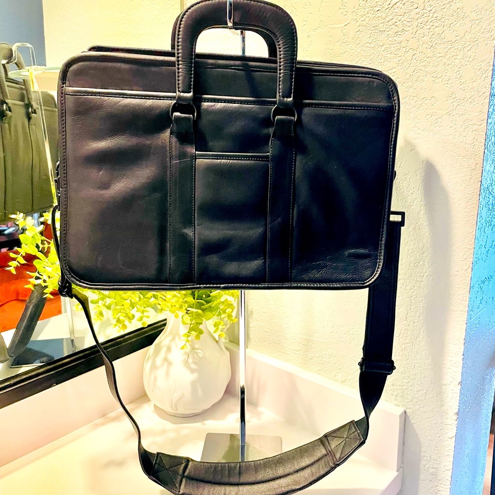 Winn International Black Leather Briefcase with Crossbody Detachable Str…